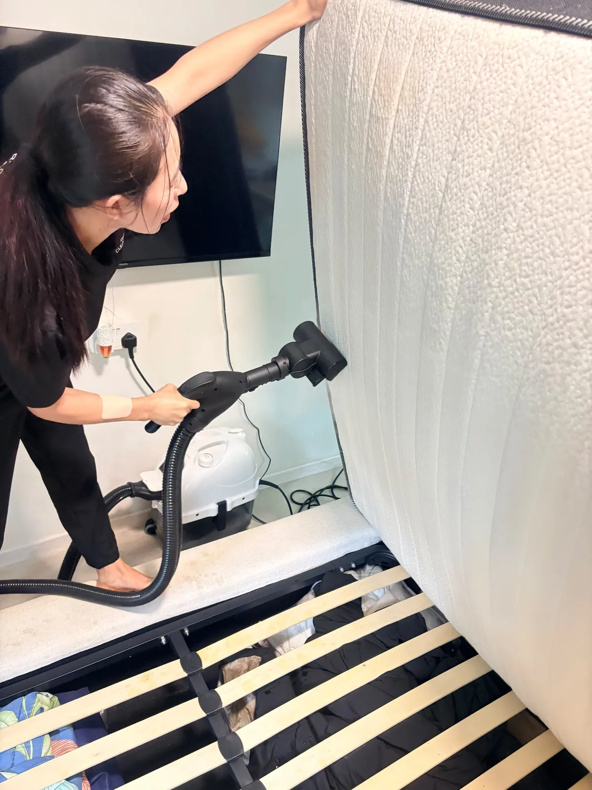 Mattress deep cleaning โ side panel extraction close-up