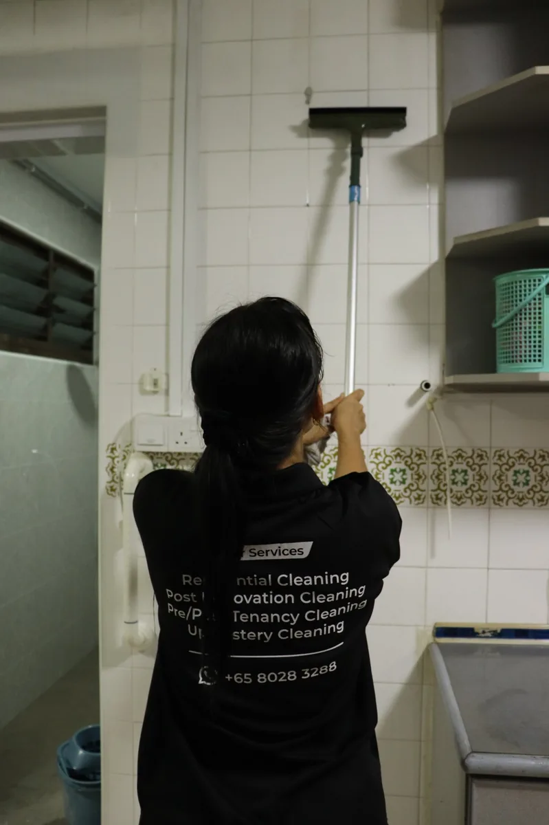 Kitchen wall tile cleaning with long pole