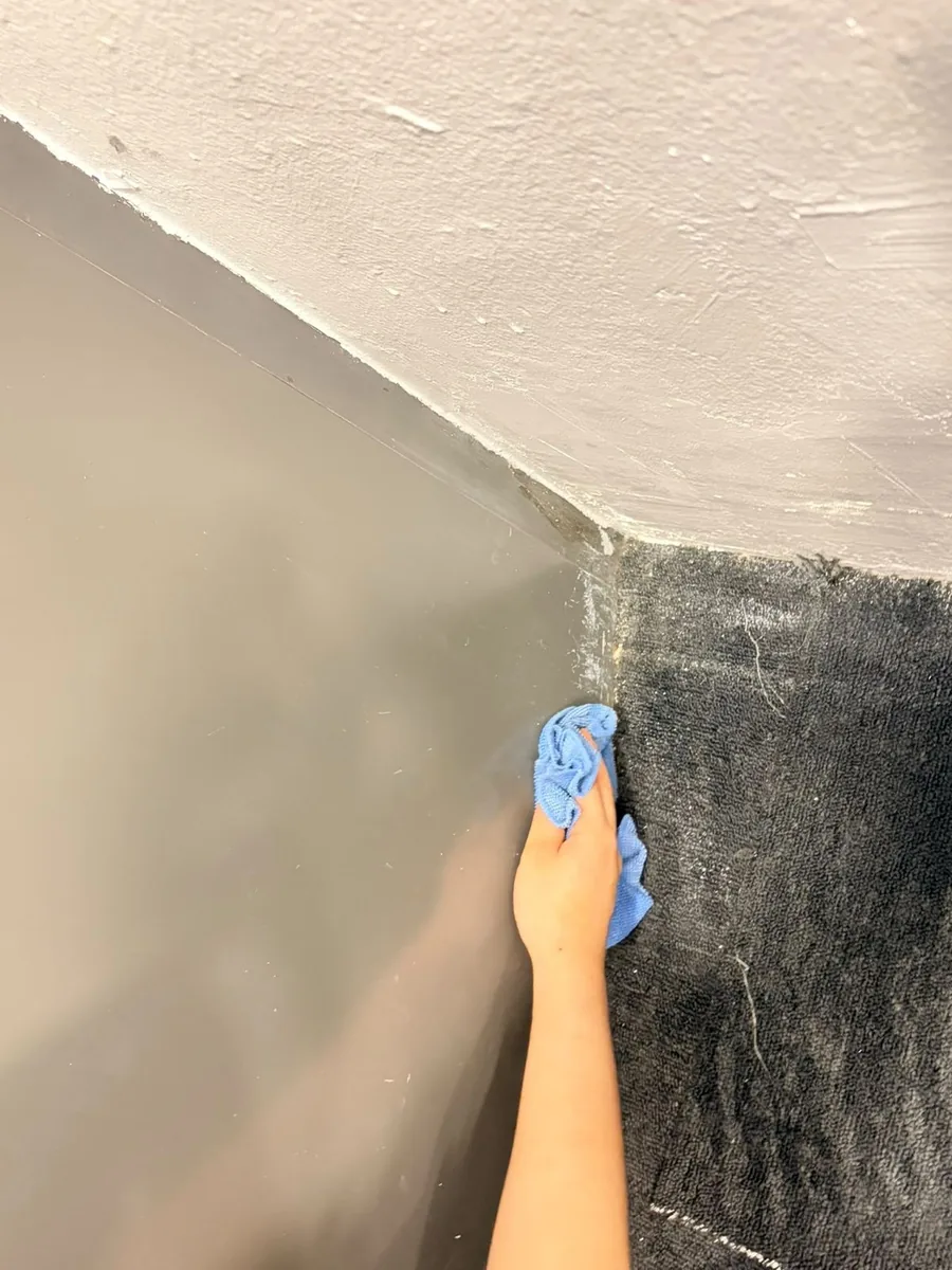 Deep cleaning — skirting wipe after vacuuming